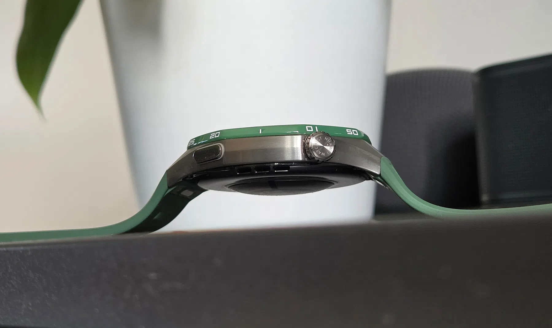 Huawei Watch GT7 Pro zijkant